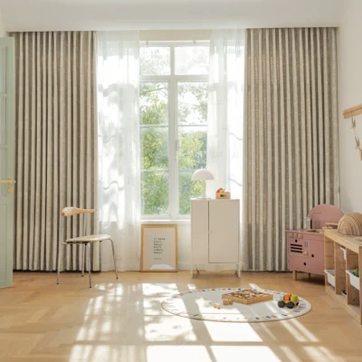 Full-room view of forest dream curtain in green animal jacquard fabric with giraffe pattern – softly filtering light in kids’ room