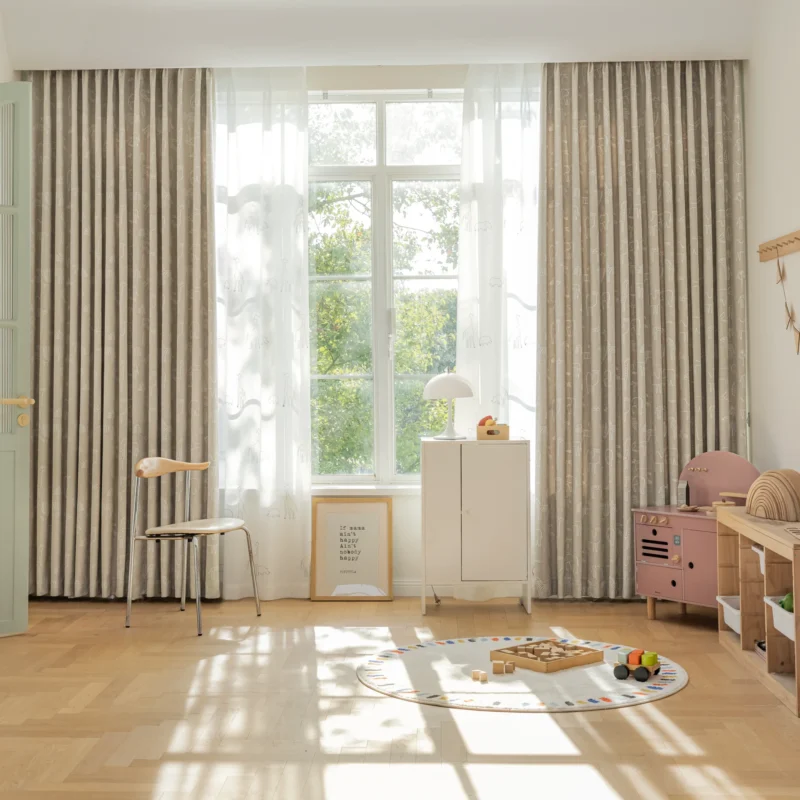Full-room view of forest dream curtain in green animal jacquard fabric with giraffe pattern – softly filtering light in kids’ room