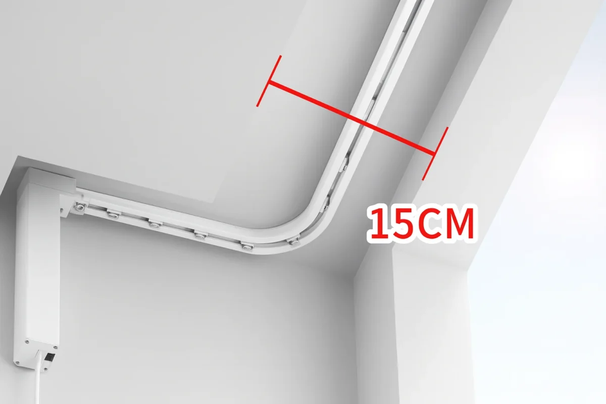 90° curved motorised curtain track with a red dimension line showing a minimum 15 cm inside clearance at the corner.