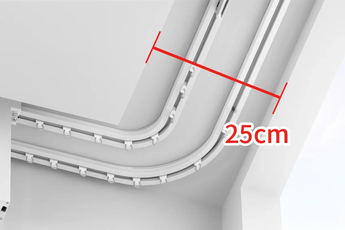 90° double-track motorised curtain with a red dimension line showing a minimum 25 cm inside clearance at the corner.